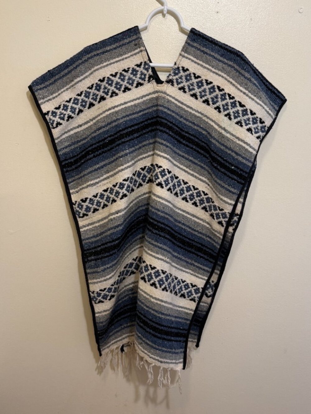 MEXICAN WHITE BLUE GRAY FRINGE KNIT BAJA SERAPE PONCHO 50"x33" BEACH FESTIVAL